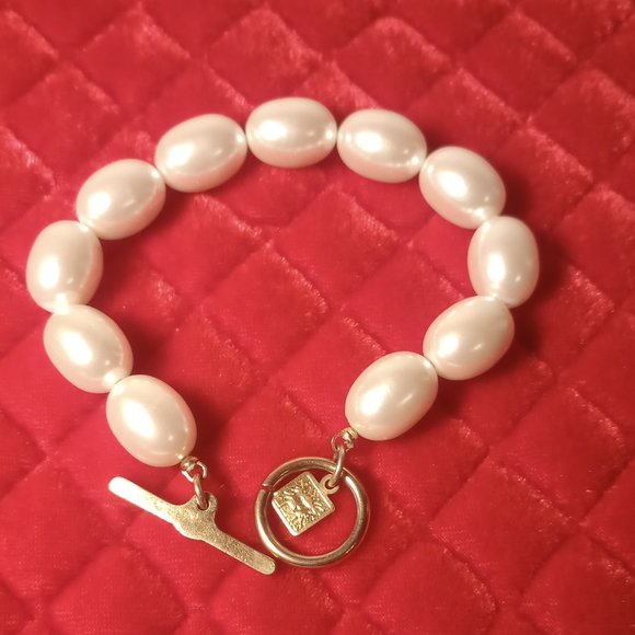 Anne Klein Jewelry - Anne Klein  7" chunky Pearl bracelet